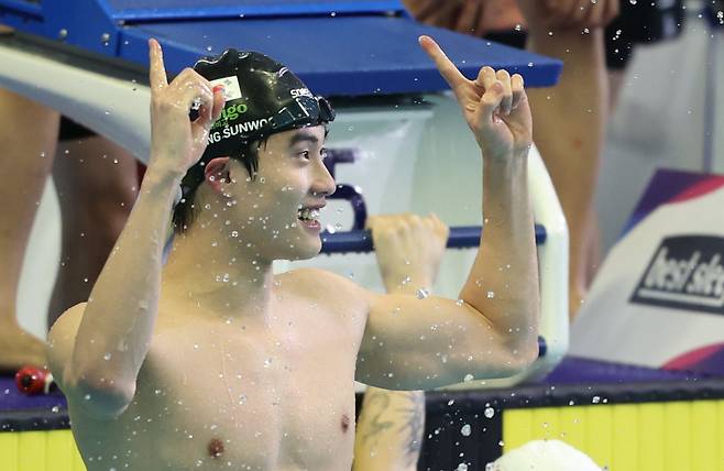 황선우는 지난해 10월 전국체전서 남자 자유형 200m 아시아 기록을 세웠지만 WA로부터 6개월째 이 기록을 공인받지 못하고 있다. 뉴시스