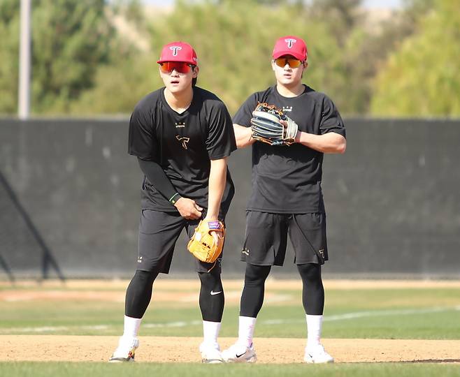 KIA 윤도현(오른쪽)과 김도영이 스프링캠프에서 함께 내야 수비 훈련을 하고 있다. KIA 타이거즈 제공