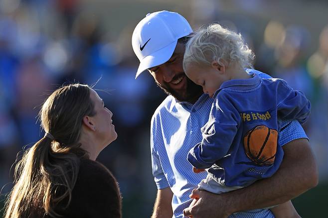 스코티 셰플러가 지난 1월 PGA투어 아메리칸 익스프레스에서 우승한 뒤 아들을 안고 아내와 기쁨을 나누고 있다. 게티이미지코리아