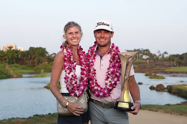 조던 검버그가 지난 22일 끝난 DP월드 투어 하이난 클래식에서 우승한 뒤 트로피를 들고 아내와 함께 기념촬영을 하고 있다. 게티이미지코리아