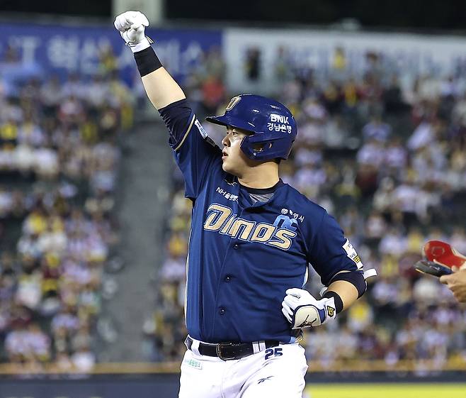 1일 서울 잠실야구장에서 열린 프로야구 KBO리그 NC 다이노스와 LG 트윈스의 경기. 4회초 1사 만루 상황에서 NC 김형준이 2타점 역전 적시타를 친 뒤 세리머니를 하고 있다. 2025.10.1 연합뉴스