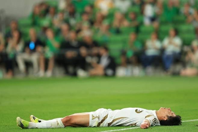 손흥민이 22일(현지시간) 미국 텍사스주 오스틴 Q2 스타디움에서 열린 메이저리그사커(MLS) 오스틴FC전에서 후반 32분 역습에 의한 득점찬스를 살리지 못한 뒤 그라운드에 누워 있다. AFP연합뉴스