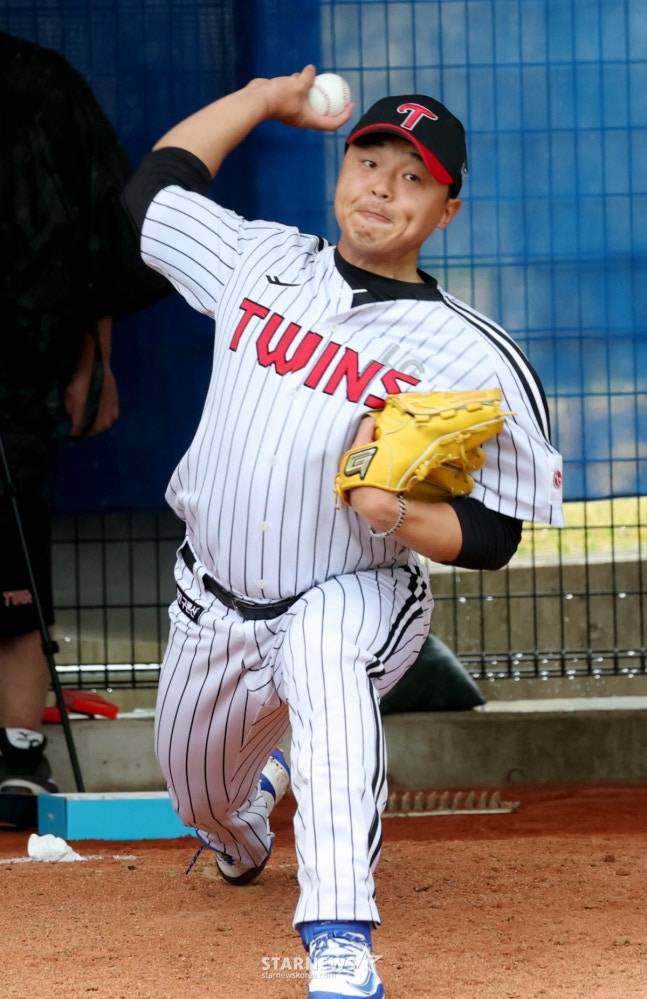 스프링캠프에서 투구하는 이지강. /사진=김진경 대기자