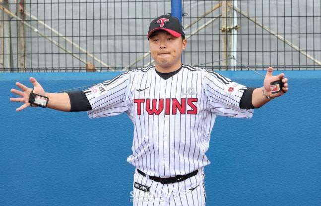 오키나와 캠프에서 훈련을 하고 있는 이지강. /사진=김진경 대기자