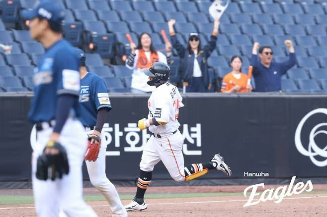 한화 김태연이 24일 대전 한화생명 볼파크에서 열린 NC 다이노스와 2026 신한 SOL KBO 리그 시범경기 마지막 경기에서 9회 끝내기 투런포를 친 뒤 그라운드를 돌고 있다. /사진=한화 이글스