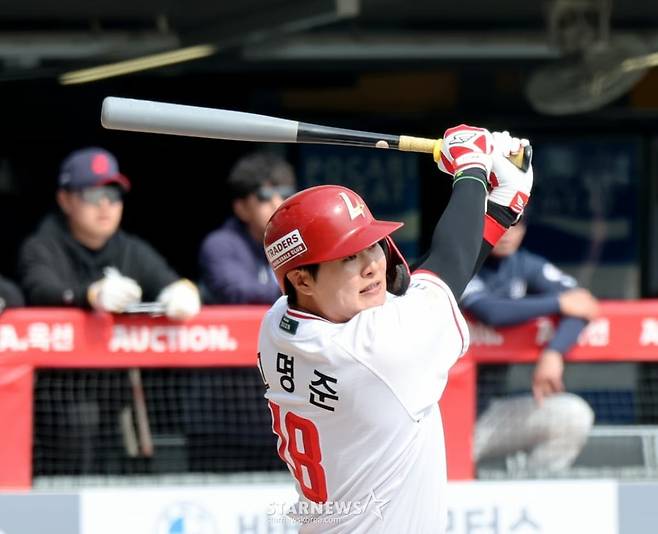 SSG 고명준이 24일 랜더스필드에서 열린 롯데와 2026 프로야구 시범경기 6회말 상대 투수 박세웅을 상대로 우월 솔로홈런을 터뜨리며 연타석 홈런을 기록하고 있다. /인천=강영조 선임기자