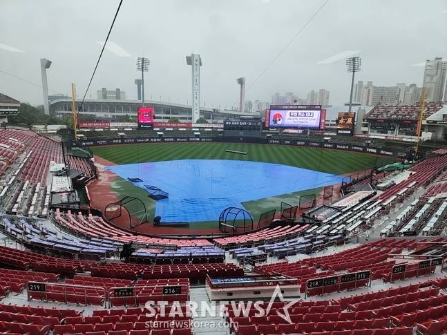 지난해 9월 우천취소된 수원KT위즈파크의 모습. /사진=박수진 기자