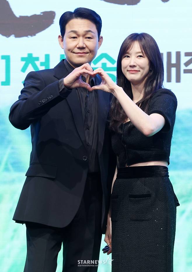 배우 박성웅, 이수경이 25일 서울 구로구 디큐브시티 더세인트에서 진행된 KBS 2TV 드라마 '심우면 연리리' 제작발표회에 참석해 포즈를 취하고 있다. /2026.03.25 /사진=김휘선 hwijpg@