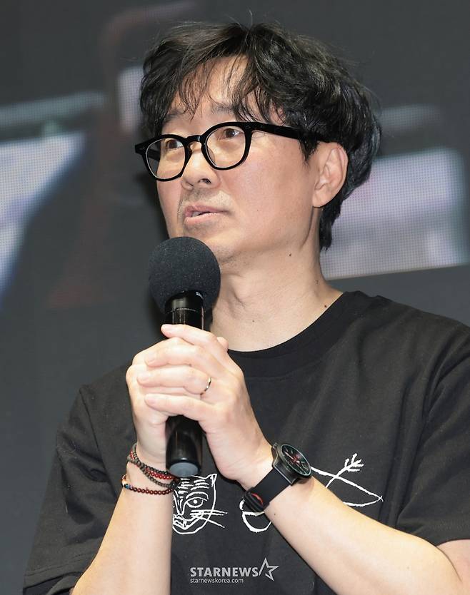 (서울=뉴스1) 권현진 기자 = 영화 '왕과 사는 남자'의 장항준 감독이 17일 서울 강남구 코엑스 메가박스에서 1,300만 관객 돌파를 기념해 열린 무대 인사에서 인사말을 하고 있다. 2026.3.17/뉴스1 Copyright (C) 뉴스1. All rights reserved. 무단 전재 및 재배포, AI학습 이용 금지. /사진=(서울=뉴스1) 권현진 기자