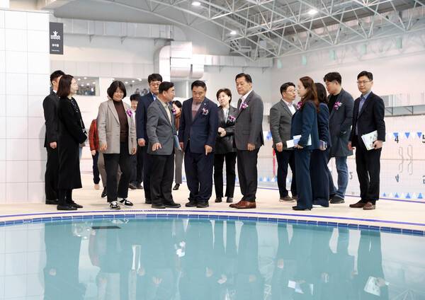 시민 위한 쾌적한 공간, 새천년수영장 리모델링 완료…이재식 의장 "체육 환경 개선 힘쓸 것".(사진제공=수원특례시의회)