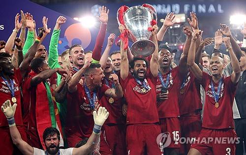 리버풀은 살라가 구단과 안필드에서 놀라운 9년의 챕터를 닫는 것을 지켜보는 데 합의에 도달했다. 로마노는 리버풀이 살라가 2027년 여름까지 계약되어 있음에도 불구하고 살라가 FA로 이적할 수 있도록 허락한다라며 리버풀은 살라가 안필드(홈구장)에서 역사를 만든 뒤, 그의 커리어에서 새로운 챕터를 시도하기 위한 열망을 받아들였다라고 알렸다.&nbsp;살라는 팬들에 대한 존중과 감사를 위해 최대한 빠르게&nbsp;자신의 미래에 대해 투명성을 제공할 기회를 갖는 발표를 하길 바란다고 밝혔다라고 밝혔다.&nbsp;연합뉴스