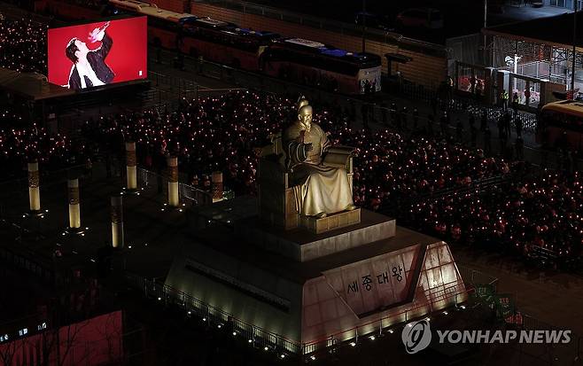 BTS 컴백, 대형 스크린 바라보며 (서울=연합뉴스) 지난 21일 서울 광화문 광장에서 열린 'BTS 컴백 라이브: 아리랑'에서 팬들이 대형 스크린을 통해 공연을 관람하고 있다. 2026.3.25 [사진공동취재단] photo@yna.co.kr