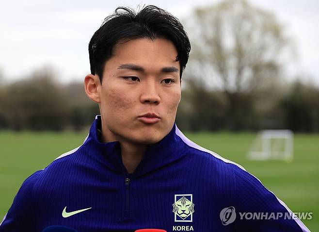 훈련 전 인터뷰 하는 오현규 (밀턴킨스[영국]=연합뉴스) 최재구 기자 = 코트디부아르전을 앞둔 한국 축구 국가대표팀의 오현규가 24일(현지시간) 영국 런던 북서쪽 밀턴킨스에서 훈련에 앞서 취재진과 인터뷰하고 있다. 2026.3.25 jjaeck9@yna.co.kr