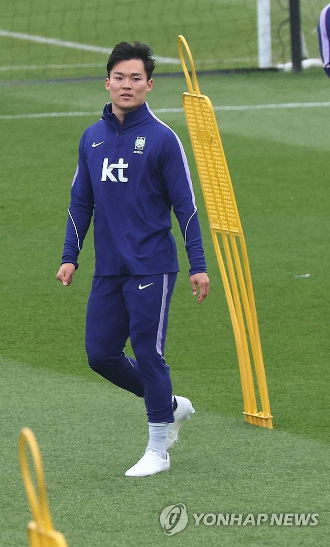 훈련하는 오현규 (밀턴킨스[영국]=연합뉴스) 최재구 기자 = 코트디부아르전을 앞둔 한국 축구 국가대표팀의 오현규가 24일(현지시간) 영국 런던 북서쪽 밀턴킨스에서 팀동료들과 훈련하고 있다. 2026.3.25 jjaeck9@yna.co.kr