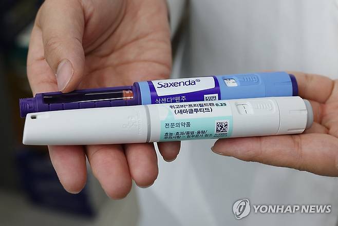 오늘부터 '살 빼는 약', 비대면진료 처방 제한 (서울=연합뉴스) 이진욱 기자 = 보건복지부는 2일부터 비대면진료 시에 위고비, 삭센다 등 비만치료제 처방을 제한한다고 밝혔다. 사진은 이날 서울 종로 새종로약국에서 관계자가 위고비, 삭센다를 설명하는 모습. 2024.12.2 cityboy@yna.co.kr