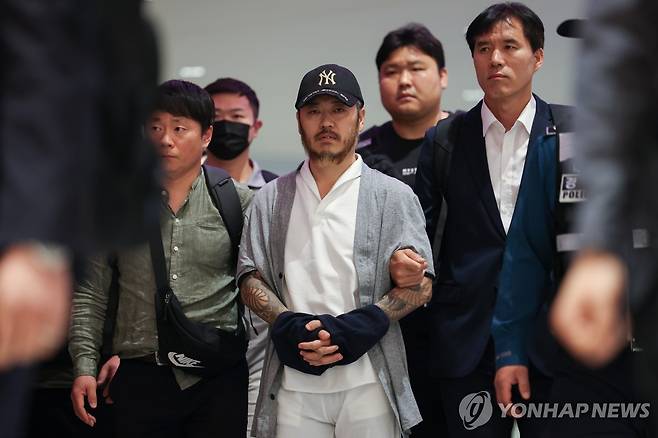 '필리핀 마약왕' 박왕열 송환 (영종도=연합뉴스) 신준희 기자 = 필리핀에서 교민 3명 살해, 탈옥, 국내 마약 유통 등을 일삼으며 '마약왕'으로 불리던 박왕열씨가 25일 인천국제공항을 통해 국내로 송환되고 있다. 2026.3.25 hama@yna.co.kr