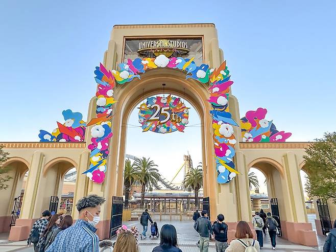 25주년을 맞은 유니버설스튜디오재팬(USJ) 정문 [사진/권혁창 기자]