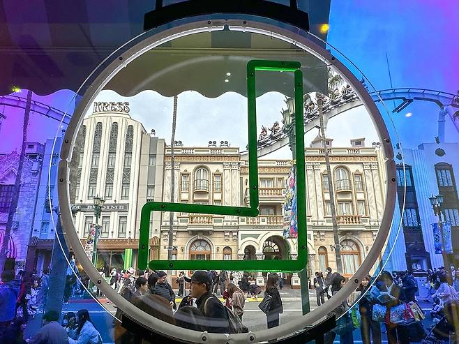 창 밖으로 보이는 할리우드 에어리어의 건물들과 롤러코스터 [사진/권혁창 기자]