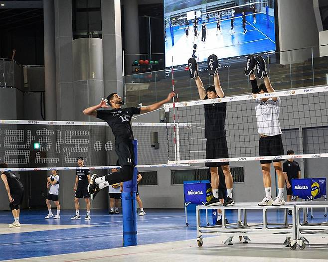 현대캐피탈 자체 훈련에서 스파이크하는 레오(왼쪽) [현대캐피탈 배구단 제공. 재판매 및 DB 금지]