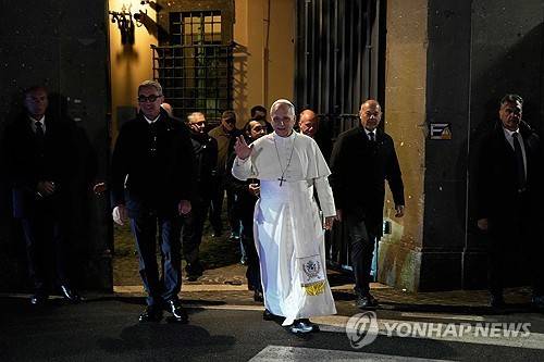 간돌포 별장을 떠나 바티칸으로 돌아가면서 신도들에게 인사하는 교황  [AP=연합뉴스 자료사진. 재판매 및 DB금지]
