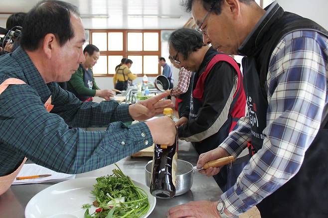 경로당 요리 경연에 참여한 어르신들 [연합뉴스 자료사진]