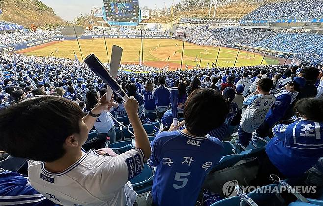 '열띤 응원' (대구=연합뉴스) 김현태 기자 = 22일 대구 삼성라이온즈파크에서 열린 프로야구 삼성 라이온즈와 LG 트윈스의 시범경기에서 관중석이 팬들로 가득 차 있다. 2026.3.22 mtkht@yna.co.kr