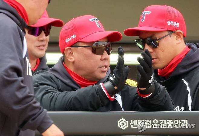 손뼉 치는 이범호 감독 (광주=연합뉴스) 조남수 기자 = 12일 광주기아챔피언스필드에서 열린 프로야구 SSG 랜더스와 KIA 타이거즈의 시범경기. KIA 이범호 감독이 경기를 지켜보며 손뼉을 치고 있다. 2026.3.12 iso64@yna.co.kr