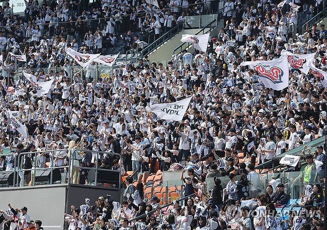 시범경기 구름관중 (서울=연합뉴스) 서명곤 기자 = 프로야구 정규리그 개막을 엿새 앞둔 22일 서울 송파구 잠실구장에서 열린 두산 베어스와 KIA 타이거즈의 시범경기에서 관중들이 응원하고 있다. 2026.3.22 seephoto@yna.co.kr