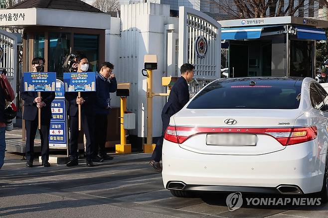 '승용차 5부제 동참해 주세요' (서울=연합뉴스) 이정훈 기자 = 25일 서울 종로구 정부서울청사 입구에서 청사관리소 관계자들이 승용차 5부제 동참 캠페인을 하고 있다. 2026.3.25 uwg806@yna.co.kr