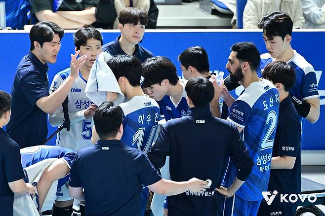 삼성화재의 고준용 감독대행(맨 왼쪽)과 선수들 [한국배구연맹 제공. 재판매 및 DB 금지]