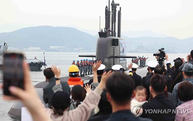 도산안창호함, 캐나다 간다 (창원=연합뉴스) 김동민 기자 = 25일 경남 창원시 진해구 해군기지에서 열린 '도산안창호함(SS-Ⅲ) 한국·캐나다 연합협력훈련 출항 환송 행사'에서 가족과 지인이 승조원에게 인사하고 있다.     
    3천t급 잠수함 1번함인 도산안창호함은 오는 6월 예정된 한국·캐나다 해군 연합협력훈련 참가를 위해 대한민국 잠수함 최초로 태평양을 횡단한다. 이날 진해기지에서 출항해 캐나다 서부 빅토리아까지 편도 약 1만4천㎞를 항해한다. 이는 우리나라 잠수함 항해 거리로 역대 최장 기록이다. 2026.3.25 image@yna.co.kr