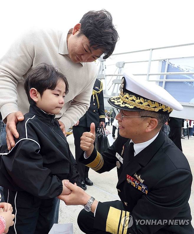 곽광섭 해군참모차장, 격려 (창원=연합뉴스) 김동민 기자 = 곽광섭 해군참모차장이 25일 경남 창원시 진해구 해군기지에서 열린 '도산안창호함(SS-Ⅲ) 한국·캐나다 연합협력훈련 출항 환송 행사'에서 박시환(6)군이 아버지와 헤어져 울자 격려하고 있다.
    3천t급 잠수함 1번함인 도산안창호함은 오는 6월 예정된 한국·캐나다 해군 연합협력훈련 참가를 위해 대한민국 잠수함 최초로 태평양을 횡단한다. 이날 진해기지에서 출항해 캐나다 서부 빅토리아까지 편도 약 1만4천㎞를 항해한다. 이는 우리나라 잠수함 항해 거리로 역대 최장 기록이다. 2026.3.25 image@yna.co.kr