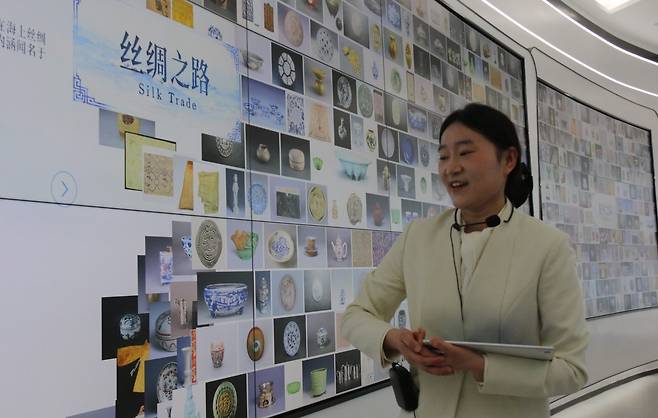 실크로드와 일대일로 설명 (보아오[하이난]=연합뉴스) 한종구 특파원 = 25일 중국 하이난 보아오포럼에서 중국해운 관계자가 실크로드와 일대일로에 대해 설명하고 있다.