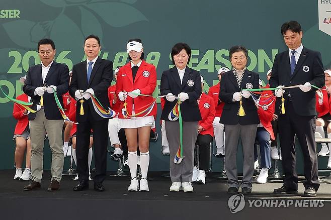 2026 KLPGA 시즌 오프닝 세리머니 테이프 커팅 (서울=연합뉴스) 임화영 기자 = 25일 서울 여의도 더현대 서울 사운즈 포레스트에서 열린 '2026 KLPGA 시즌 오프닝 세리머니'에서 제18대 한국여자프로골프협회(KLPGA) 홍보모델 박결(왼쪽 세 번째부터)과 김순희 KLPGA 수석부회장, 김미회 KLPGA 부회장 및 참석자들이 테이프 커팅을 하고 있다. 2026.3.25 hwayoung7@yna.co.kr