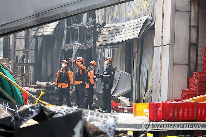 이틀째 이어지는 합동 감식 (대전=연합뉴스) 이주형 기자 = 24일 대전 대덕구 소재 자동차 부품 제조업체인 안전공업 주식회사 2일 차 감식에 나선 소방 당국 관계자들이 불에 탄 건물 안에서 내부를 살피고 있다. 2026.3.24 coolee@yna.co.kr