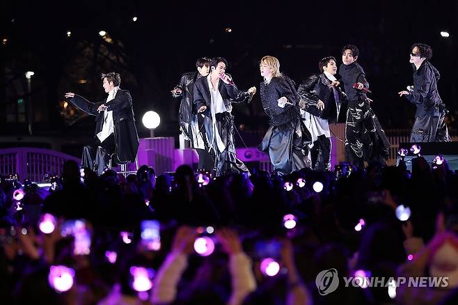 광화문 무대로 컴백한 방탄소년단(BTS) (서울=연합뉴스) 박동주 기자 = 그룹 방탄소년단(BTS)이 21일 서울 광화문 광장에서 정규 5집 '아리랑'(ARIRANG) 발매를 기념해 무료 공연 'BTS 컴백 라이브: 아리랑'(BTS THE COMEBACK LIVE｜ARIRANG)을 열고 있다. 2026.3.21 pdj6635@yna.co.kr