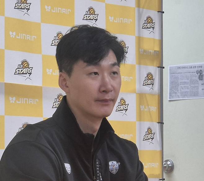 답변하는 박철우 우리카드 감독대행 (의정부=연합뉴스) 김경윤 기자 = 박철우 우리카드 감독대행이 25일 경기도 의정부 경민대 체육관에서 열리는 프로배구 2025-2026 V리그 남자부 KB손보와 준플레이오프(준PO)를 앞두고 취재진 질문에 답변하고 있다. 2026.3.25. cycle@yna.co.kr