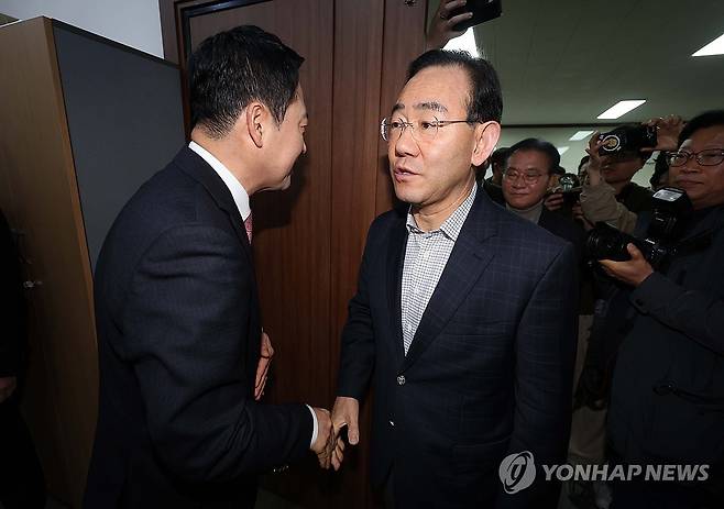 악수하는 장동혁과 주호영 (대구=연합뉴스) 김현태 기자 = 22일 오전 국민의힘 대구시당에서 열린 장동혁 대표와 지역 국회의원의 비공개 연석회의에서 주호영 의원이 장 대표와 악수를 하고 있다. 2026.3.22 mtkht@yna.co.kr
