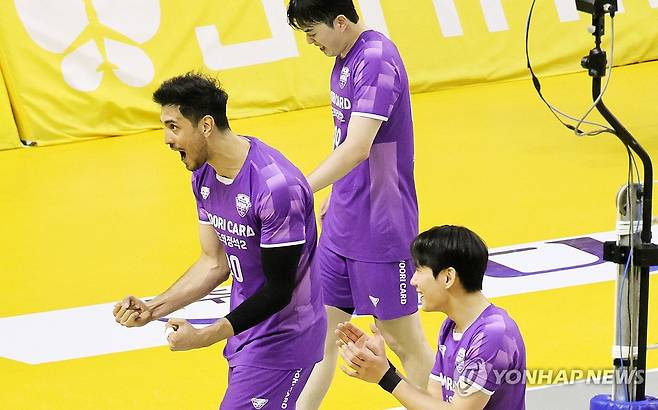 우리카드 선수들 포효 (의정부=연합뉴스) 김병만 기자 = 25일 경기도 의정부 경민대 체육관에서 열린 프로배구 2025-2026시즌 V리그 남자부 준플레이오프 KB손해보험-우리카드 경기. 아라우조 등 우리카드 선수들이 득점 후 환호하고 있다. 2026.3.25 kimb01@yna.co.kr