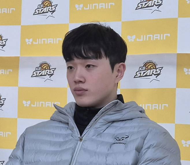 인터뷰하는 김지한 (의정부=연합뉴스) 김경윤 기자 = 우리카드 김지한이 25일 경기도 의정부 경민대 체육관에서 열린 프로배구 2025-2026 V리그 남자부 KB손보와 준플레이오프(준PO)를 마친 뒤 인터뷰하고 있다. 2026.3.25. cycle@yna.co.kr