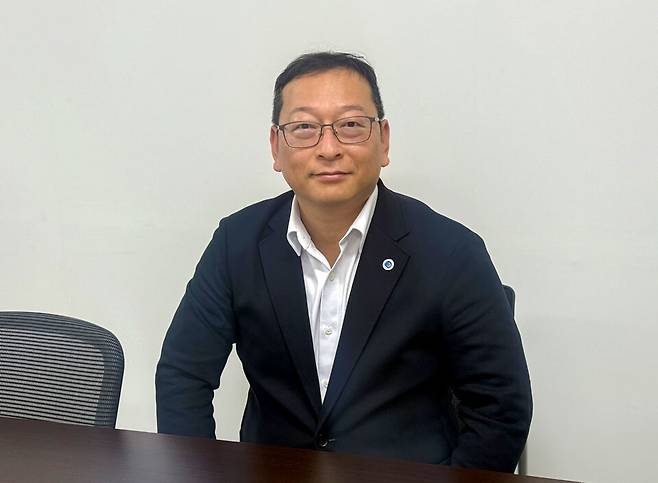 ▲ 유준호 인천시 외로움돌봄국장이 26일 시청에서 가진 인천일보와 인터뷰에서 27일부터 시행되는 의료·요양 통합돌봄 사업을 설명하고 있다.