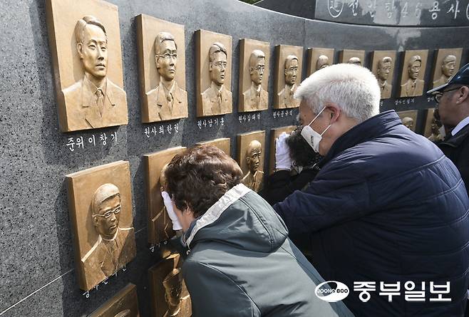 26일 오전 평택시 해군2함대에서 열린 '제16주기 천안함 46용사 추모식'에서 천안함 유가족이 추모비를 어루만지고 있다. 김경민기자