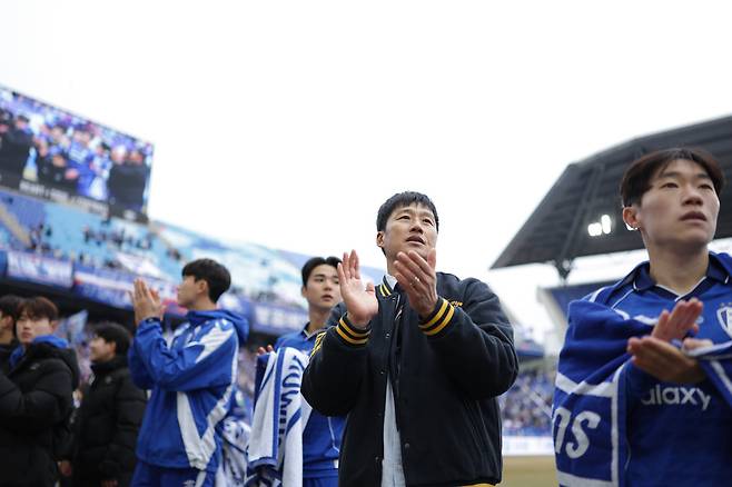프로축구 K리그2 수원 삼성의 이정효 감독과 선수들이 지난 14일 수원월드컵경기장에서 열린 전남 드래곤즈와의 경기에서 승리를 거둔 후 팬들을 향해 인사를 하고 있다.