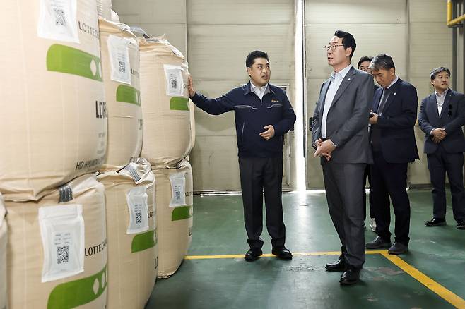 정명근 시장이 25일 보온재 제조업체를 방문해 원재료 수급 상황을 점검하고 있다. <화성시 제공>
