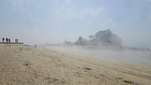 썰물 때에만 갈 수 있는 목섬 '독바위'. 탐방단이 방문한 날 해무가 가득해 더욱 운치 있는 광경을 보였다.