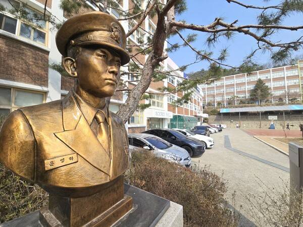 연수구 송도고등학교 내 설치된 윤영하 소령 흉상.