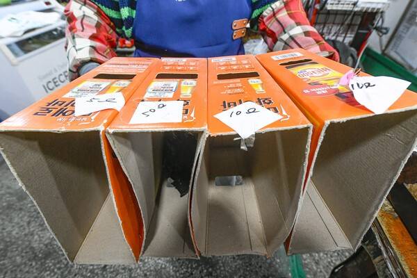 이란의 호르무즈 해협 봉쇄로 종량제 봉투의 핵심 원료인 '나프타' 수급에 차질이 빚어지며 '비닐 대란' 우려가 확산되고 있는 26일 수원시 팔달구의 한 할인마트에서 직원이 텅 빈 종량제 봉투 상자들을 들어보이고 있다. 김태완 기자 lift@kihoilbo.co.kr