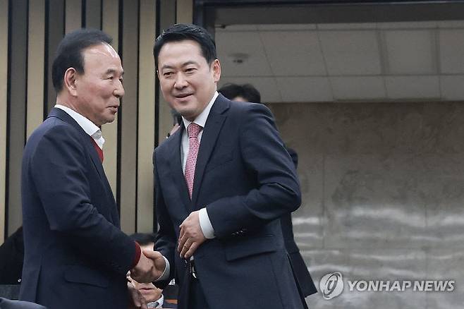 국민의힘 장동혁 대표가 22일 국회에서 열린 의원총회에 참석하며 박덕흠 의원과 대화하고 있다./사진=연합뉴스