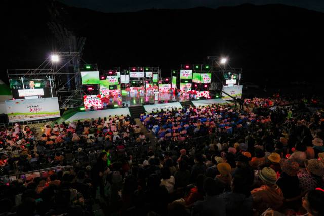 제42회 단양 소백산철쭉제가 오는 5월 22일부터 24일까지 3일간 단양읍 수변무대에서 열린다. 사진은 지난해 행사 모습. 단양군 제공