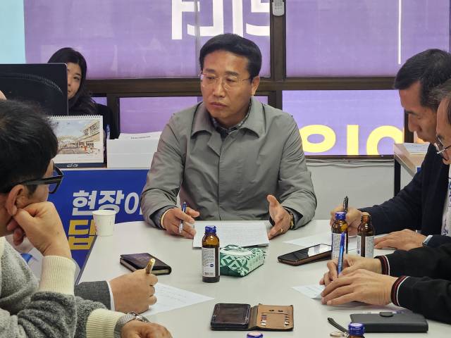 26일 더불어민주당 탈당을 선언하고 무소속 출마의 변을 기자들과 지지자들에게 설명하는 임종섭 후보 모습.사진=김익환 기자